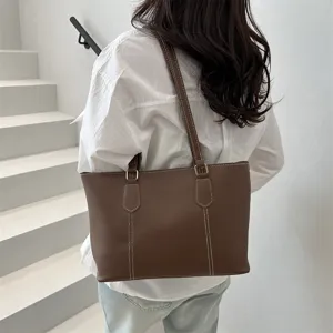 Vue détaillée d'un sac cabas souple marron pour femme porté à l'épaule, style casual