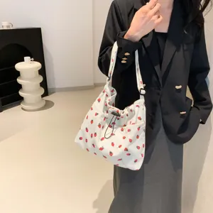 Schicke Erdbeer-Print Kordschultertasche für Damen, stylische lässige Umhängetasche Alltag.