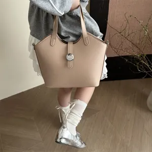 Elegante beige Kunstleder Beuteltasche für Damen, vielseitige Umhängetasche für Alltag.