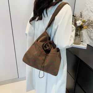 Braune Cord-Umhängetasche mit rotem Erdbeerprint, lässige, vielseitige Crossover-Tasche.