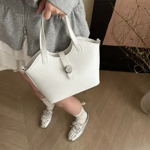 Detailansicht der weißen minimalistischen Ledertasche, elegante Damen Umhängetasche.