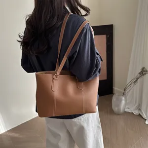 Vue détaillée d'un élégant sac cabas fourre-tout en cuir souple de haute qualité.