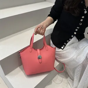 Modische rosa Lederhandtasche für Damen, vielseitige Henkeltasche mit schickem Metallverschluss.