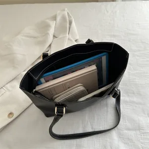 Sac cabas classique noir en cuir souple pour femme, grand sac porté épaule décontracté.