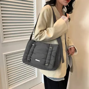 Donkergrijze gewatteerde schoudertas met verstelbare riem, trendy crossbody tas.