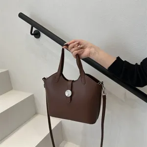 Braune Damen Beuteltasche aus Leder im Vintage-Stil, Detailansicht des Handtaschengriffs.