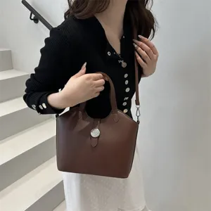 Elegante braune Damen Beuteltasche im Retro-Stil, schicke Umhängetasche mit Top-Handle.