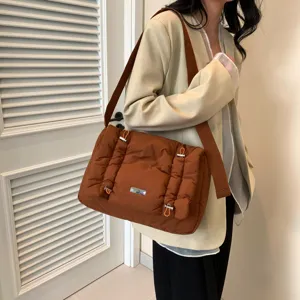 Bruine gewatteerde crossbody tas detail weergave met brede riem en zachte textuur online