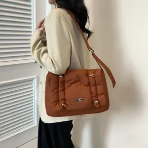 Gedetailleerd overzicht van bruine gewatteerde schoudertas, stijlvolle casual tas voor dames.