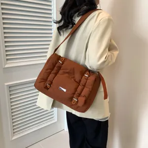 Grote gewatteerde crossbody tas voor dames, stijlvolle bruine gevoerde schoudertas voor herfst.