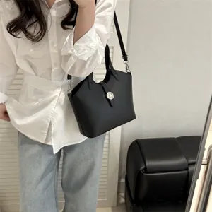 Schwarze Damen Schulter Eimer Tasche, retro Achseltasche mit schickem Metallverschluss.