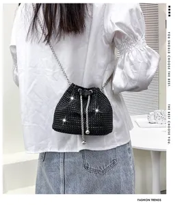Sac seau noir élégant en strass avec bandoulière chaîne métallique pour vue de détail.