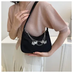 Bolso de hombro negro de nailon para mujer, bolso de mano moderno con cadena de mariposa Y2K.