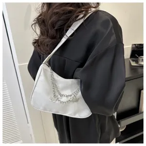 Bolso de hombro blanco minimalista con cadena de mariposa plateada, elegante estilo de axila.