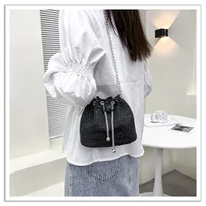 Sac seau noir chic en strass avec cristaux scintillants et bandoulière chaîne tendance.