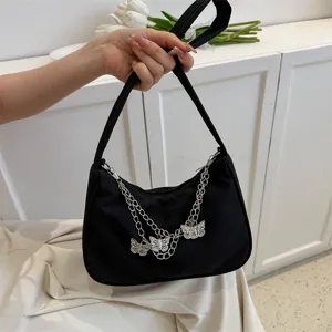 Bolso de hombro minimalista de color liso bajo el brazo con cadena de mariposa elegante