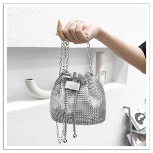 Sac seau strass argenté gros plan, vue détaillée du sac bandoulière chaîne diamants brillants.