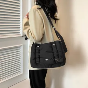 Gepolsterde schoudertas voor dames, stijlvolle zwarte gewatteerde tas met chique hardware.