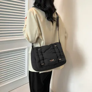 Zwarte gewatteerde schoudertas voor dames, grote gevoerde crossbody tas met mooie hardware.
