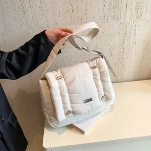 Stijlvolle witte gewatteerde schoudertas voor dames, grote crossbody tas voor de herfst.