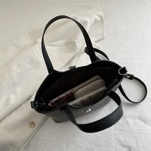 Schwarze PU Leder Beuteltasche, modische Retro Handtasche und Schultertasche in Obersicht.