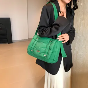 Groene gewatteerde puffer schoudertas voor dames, stijlvolle grote crossbody tas voor dagelijks.