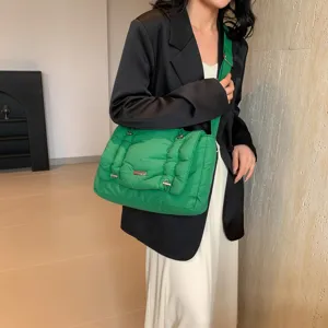 Groene gewatteerde crossbody tas detailweergave, close-up van zachte gevoerde tas.