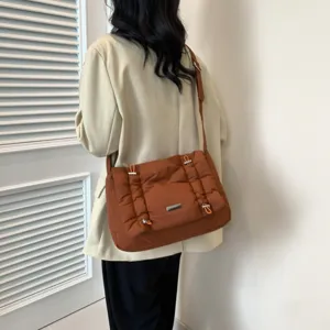 Bruine gevoerde crossbody tas voor dames, grote stijlvolle schoudertas met mooie details.