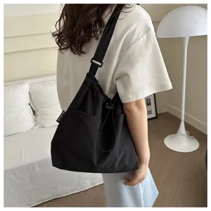Große schwarze Umhängetasche aus Segeltuch mit mehreren Taschen und Kordelzug Stil.