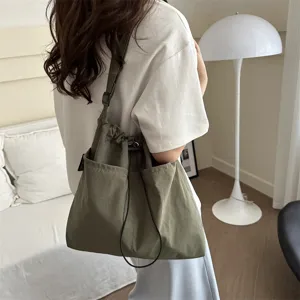 Große Umhängetasche für Damen, lässige Stofftasche mit mehreren Fächern und Kordelzug.