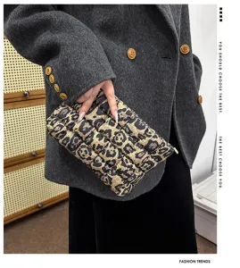 Luipaardprint nylon gewatteerde handtas vrouwen casual katoen gewatteerde schoudertas.