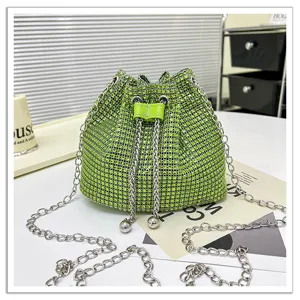 Sac seau vert en strass avec bandoulière chaîne en métal argenté, sac élégant brillant.