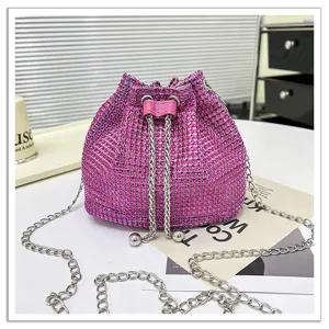 Sac seau tendance en strass rose avec bandoulière chaîne métallique pour femmes chic.