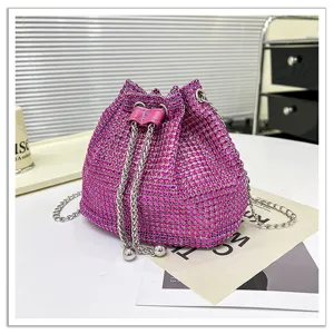 Détail de sac seau en strass brillants, sac à bandoulière rose tendance avec chaîne.