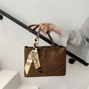 Damen Vintage PU Leder Farbblock Shopper Handtasche mit elegantem bedruckten Schal.