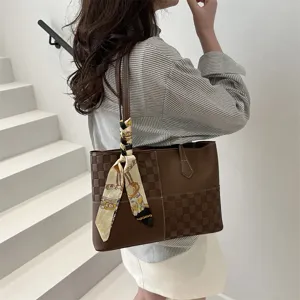 Retro PU Farbblock Schultertasche für Damen, stilvolle Vintage Handtasche mit feinem Schal.