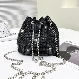Sac seau noir en strass pour femme, élégant sac à bandoulière scintillant avec chaîne métallique.