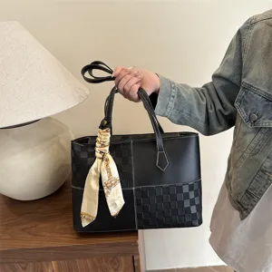 Detailansicht einer Retro PU Leder Patchwork Tote Tasche mit schicker Schal Dekoration.