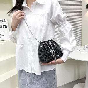 Sac seau noir en strass avec bandoulière chaîne en métal pour femmes, sac tendance brillant.