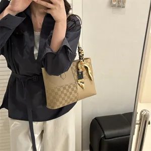 Detailansicht einer modischen PU-Leder Farbbisolierten Schultertasche mit Seidenschal.