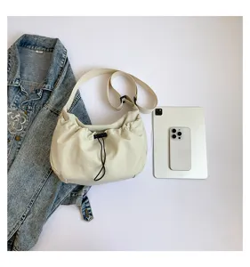 Lässige Nylon Umhängetasche mit Kordelzug, modische Achseltasche für den täglichen stilvollen Alltag.