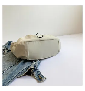 Nahaufnahme Detail der Nylon Falten Umhängetasche mit Kordelzug und einem Ring oben.