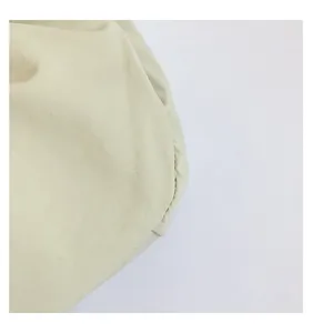 Detailansicht der lässigen, beigen Nylon-Achseltasche mit modischem Falten-Design.