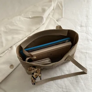 Klassische khakifarbene PU-Leder-Tasche in Obersicht mit Innentasche und Schal-Dekor.