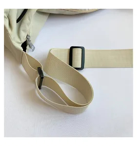 Nylon Umhängetasche Riemen Detail, verstellbare Schnalle Nahaufnahme, lässiges Accessoire.
