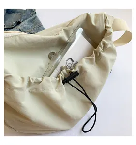 Nylon Umhängetasche Detailaufnahme, lässige gefaltete Achseltasche mit Kordelzug.