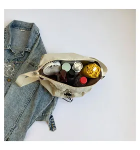 Freizeit Nylon Schultertasche mit Kordelzug und Falten, geräumig für Alltagsgegenstände.