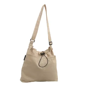 Grosse Umhängetasche aus Nylon mit mehreren Taschen und Kordelzug für den Alltag geeignet.