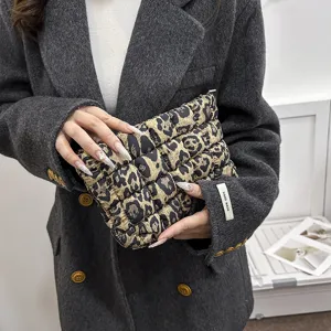 Luipaard nylon gewatteerde puffer clutch tas detail, casual gevoerde handtas mooi.
