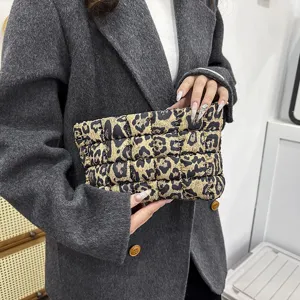 Gewatteerde nylon clutch met luipaardprint in detail, met zachte vulling en mooi design.